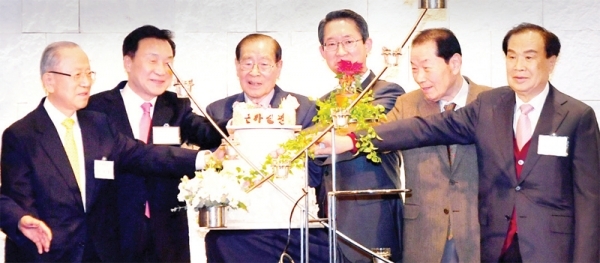 ‘경기도민회 제32회 정기총회 및 신년인사회’가 열린 25일 서울 더화이트베일에서 이재창 경기도민회 회장(왼쪽에서 세 번째) 등 참석자들이 신년을 축하하며 케이크를 자르고 있다. 전형민기자