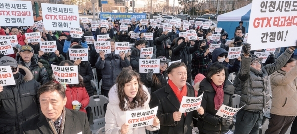 GTX-B노선 건설사업에 대한 예비타당성 조사 면제 여부 발표를 앞두고 26일 오후 인천 연수구 송도동 센트럴파크 이스트보트 하우스 앞에서 민경욱 자유한국당 인천시당위원장과 고남석 연수구청장, 송도주민 300여명이 GTX-B 예비타당성 조사 면제를 촉구하고 있다. 조주현기자