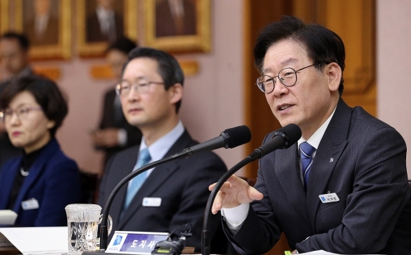 ▲ 이재명(오른쪽) 경기도지사가 28일 도청에서 경기도 실·국장과 사업소장, 공공기관장 등 200여명이 참석한 가운데 열린 ''2019 경기도 업무보고회''에서 발언하고 있다. 경기도 제공