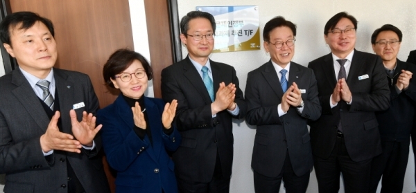 28일 오후 경기도청에서 열린 '문재인정부 국정과제 추진 T/F 현판식'에서 이재명 경기도지사, 김희겸 행정1부지사, 이화순 행정2부지사, 이화영 평화부지사 등 참석자들이 현판식을 하고 있다. 김시범기자