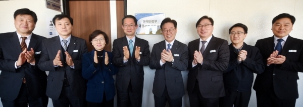 28일 오후 경기도청에서 열린 '문재인정부 국정과제 추진 T/F 현판식'에서 이재명 경기도지사, 김희겸 행정1부지사, 이화순 행정2부지사, 이화영 평화부지사 등 참석자들이 현판식을 하고 있다. 김시범기자