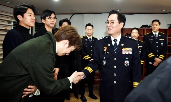 28일 수원시 장안구 정자동 아동복지시설 꿈을 키우는 집에서 열린 ‘경기남부지방경찰청 홍보단 마지막 콘서트’에서  허경렬 경기남부청장이 홍보단원들을 격려하고 있다.경기남부지방경찰청 홍보단은 의무경찰 감축·폐지에 따라 지난 23일 해체됐으나 복지시설 원생들과 약속을 지키기 위해 마지막 콘서트를 진행했다.전형민기자