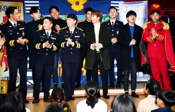 28일 수원시 장안구 정자동 아동복지시설 꿈을 키우는 집에서 열린 ‘경기남부지방경찰청 홍보단 마지막 콘서트’에서 홍보단원들이 마지막 공연을 하고 있다. 경기남부지방경찰청 홍보단은 의무경찰 감축·폐지에 따라 지난 23일 해체됐으나  복지시설 원생들과  약속을 지키기 위해 마지막 콘서트를 진행했다.전형민기자