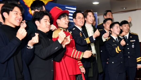 28일 수원시 장안구 정자동 아동복지시설 꿈을 키우는 집에서 열린 ‘경기남부지방경찰청 홍보단 마지막 콘서트’에서 허경렬 경기남부청장과 홍보단원들이 기념촬영을 하고 있다.경기남부지방경찰청 홍보단은 의무경찰 감축·폐지에 따라 지난 23일 해체됐으나 복지시설 원생들과  약속을 지키기 위해 마지막 콘서트를 진행했다.전형민기자