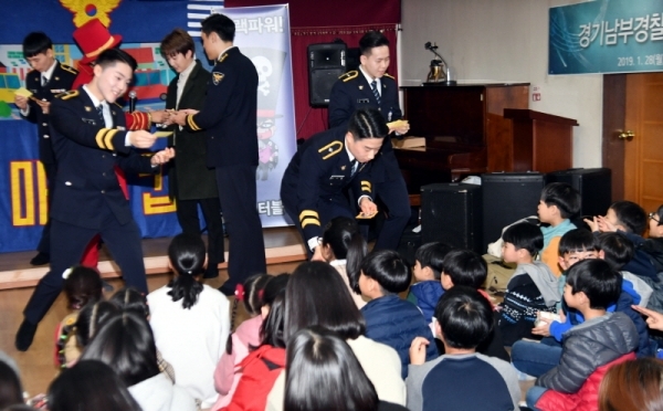 28일 수원시 장안구 정자동 아동복지시설 꿈을 키우는 집에서 열린 ‘경기남부지방경찰청 홍보단 마지막 콘서트’에서 허경렬 경기남부경찰청장과 홍보단원들이 어린이들에게 선물을 나누어 주고 있다. 경기남부지방경찰청 홍보단은 의무경찰 감축·폐지에 따라 지난 23일 해체됐으나 복지시설 원생들과 약속을 지키기 위해 마지막 콘서트를 진행했다.전형민기자