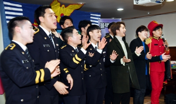 28일 수원시 장안구 정자동 아동복지시설 꿈을 키우는 집에서 열린 ‘경기남부지방경찰청 홍보단 마지막 콘서트’에서 홍보단원들이 마지막 공연을 하고 있다. 경기남부지방경찰청 홍보단은 의무경찰 감축·폐지에 따라 지난 23일 해체됐으나  복지시설 원생들과  약속을 지키기 위해 마지막 콘서트를 진행했다.전형민기자