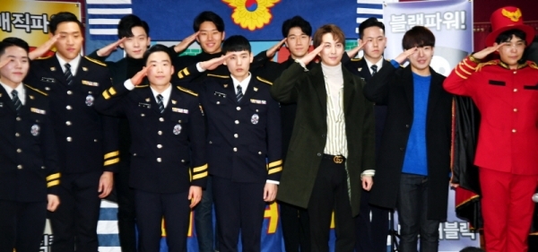 28일 수원시 장안구 정자동 아동복지시설 꿈을 키우는 집에서 열린 ‘경기남부지방경찰청 홍보단 마지막 콘서트’에서 홍보단원들이 기념촬영을 하고 있다.경기남부지방경찰청 홍보단은 의무경찰 감축·폐지에 따라 지난 23일 해체됐으나 복지시설 원생들과  약속을 지키기 위해 마지막 콘서트를 진행했다.전형민기자