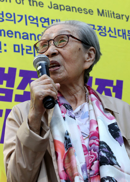 일본군 위안부 피해자인 김복동(93) 할머니가 28일 오후 10시 41분 서울 서대문구 신촌 세브란스병원에서 별세했다. 사진은 지난해 10월 3일 제1355차 정기수요집회에 참가해 발언하는 김복동 할머니 모습. 연합뉴스