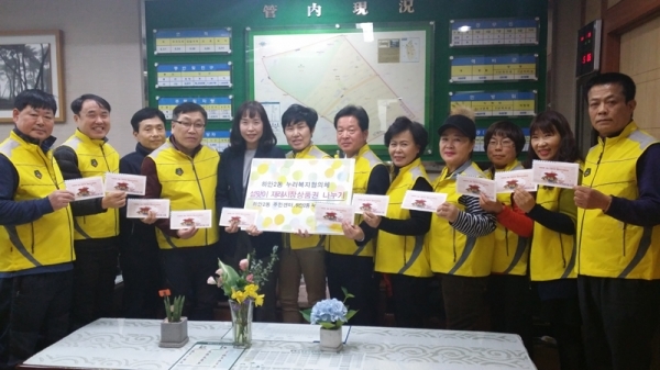 광명시 하안2동 누리복지협의체가 관내 어려운 이웃 30가구에 재래시장 상품권(5만원상당)을 전달했다. 광명시 제공