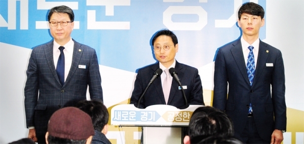 29일 오전 경기도청 브리핑룸에서 오후석 경기도 문화체육관광국장 등이 경기지역 체육계 성폭력 피해사례 조사강화 관련 브리핑을 하고 있다. (왼쪽부터 오완석 도장애인체육회 사무처장, 오 국장, 박상현 도체육회 사무처장) 김시범기자