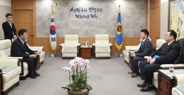 사진 왼쪽에서 두번째)이 고문세무사(오른쪽 두 명)에게 위촉장 수여한 뒤 환담을 나누고 있다