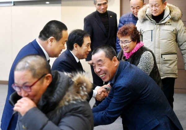 29일 오후 '전철 7호선 예비타당성 조사 면제 확정 합동브리핑'이 열린 포천시청에서 박윤국 포천시장(앞줄 가운데)과 조용춘 시의회 의장 및 시민들이 서로 축하를 해주며 기뻐하고 있다. 김시범기자