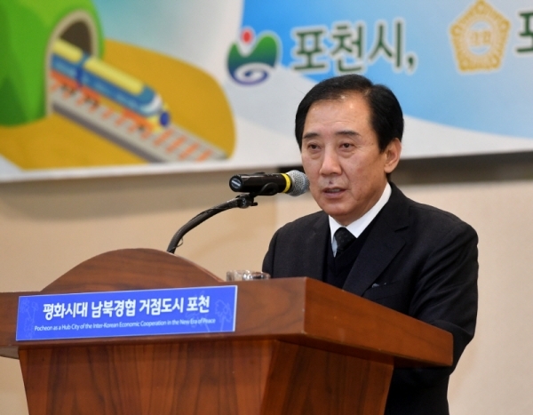 29일 오후  포천시청에서 열린  '전철 7호선 예비타당성 조사 면제 확정 합동브리핑'에서 박윤국 포천시장이 소감을 발표하고 있다. 김시범기자