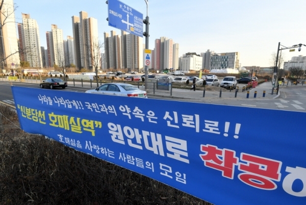 정부가  '2019 국가균형프로젝트'를 발표한 29일 신분당선 연장사업(수원 광교∼호매실)이 '예비타당성면제'에서 탈락된 수원시가 유감을 표명하는 등 반발하고 있다. 수원 호매실동 거리에 신분당선 사업을 촉구하는 현수막이 내걸려 있다. 김시범기자