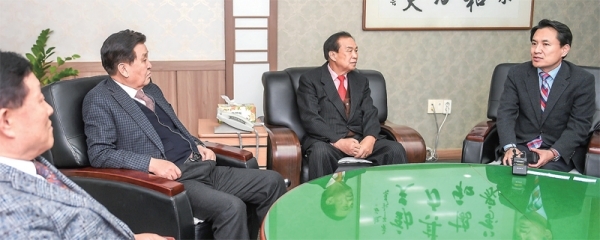자유한국당 김진태 의원이(맨 오른쪽) 29일 수원 경기일보 본사를 방문, 본보 신선철 회장과 신항철 대표이사 사장 등과 환담을 나누고 있다. 윤원규 수습기자