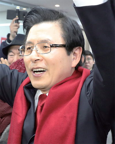 황교안 전 국무총리가 29일 오전 서울 영등포구 자유한국당 중앙당사에서 전당대회 당대표 출마를 선언 후 지지자들에게 인사하고 있다. 연합뉴스