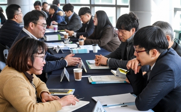 29일 오후 수원 경기도경제과학진흥원에서 열린 중소,벤처기업 지원시책 설명회에서 기업인들이 중소,벤처기업 지원 관련 설명을 듣고 있다. 산업통상자원부, 경찰청, 고용노동부 등이 공동주관한 이번 행사에선 일대일 개별상담을 통해 기업의 애로사항에 대해 도움을 제공했다. 윤원규 수습기자