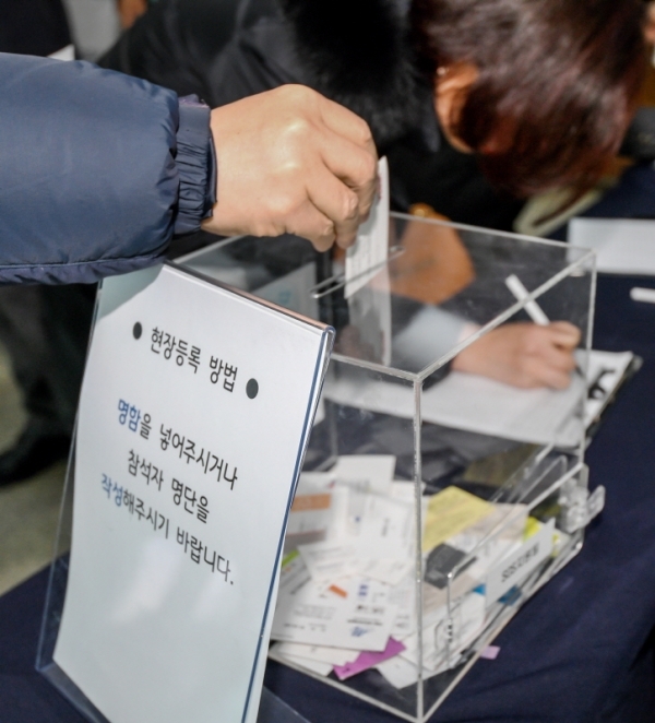 29일 오후 수원 경기도경제과학진흥원에서 열린 중소,벤처기업 지원시책 설명회에서 기업인들이 중소,벤처기업 지원 관련 설명을 듣고 있다. 산업통상자원부, 경찰청, 고용노동부 등이 공동주관한 이번 행사에선 일대일 개별상담을 통해 기업의 애로사항에 대해 도움을 제공했다. 윤원규 수습기자