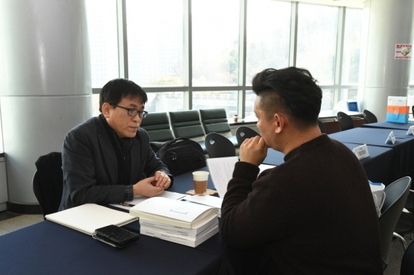 29일 오후 수원 경기도경제과학진흥원에서 열린 중소,벤처기업 지원시책 설명회에서 기업인들이 중소,벤처기업 지원 관련 설명을 듣고 있다. 산업통상자원부, 경찰청, 고용노동부 등이 공동주관한 이번 행사에선 일대일 개별상담을 통해 기업의 애로사항에 대해 도움을 제공했다. 윤원규 수습기자