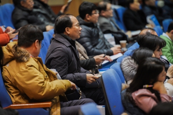 29일 오후 수원 경기도경제과학진흥원에서 열린 중소,벤처기업 지원시책 설명회에서 기업인들이 중소,벤처기업 지원 관련 설명을 듣고 있다. 산업통상자원부, 경찰청, 고용노동부 등이 공동주관한 이번 행사에선 일대일 개별상담을 통해 기업의 애로사항에 대해 도움을 제공했다. 윤원규 수습기자