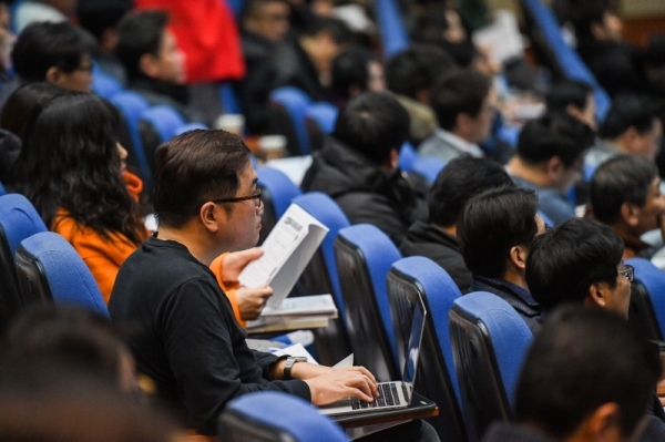 29일 오후 수원 경기도경제과학진흥원에서 열린 중소,벤처기업 지원시책 설명회에서 기업인들이 중소,벤처기업 지원 관련 설명을 듣고 있다. 산업통상자원부, 경찰청, 고용노동부 등이 공동주관한 이번 행사에선 일대일 개별상담을 통해 기업의 애로사항에 대해 도움을 제공했다. 윤원규 수습기자