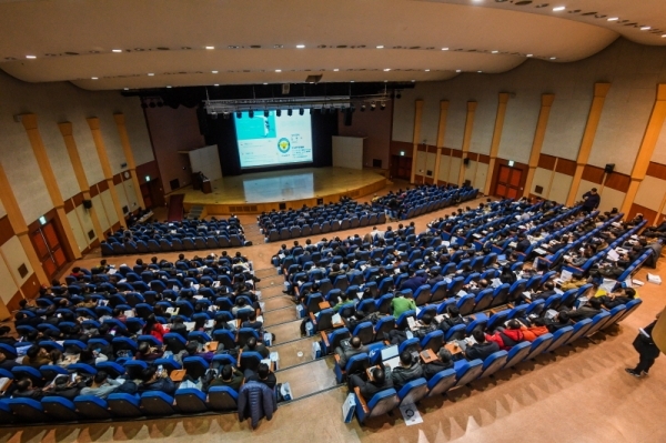 29일 오후 수원 경기도경제과학진흥원에서 열린 중소,벤처기업 지원시책 설명회에서 기업인들이 중소,벤처기업 지원 관련 설명을 듣고 있다. 산업통상자원부, 경찰청, 고용노동부 등이 공동주관한 이번 행사에선 일대일 개별상담을 통해 기업의 애로사항에 대해 도움을 제공했다. 윤원규 수습기자