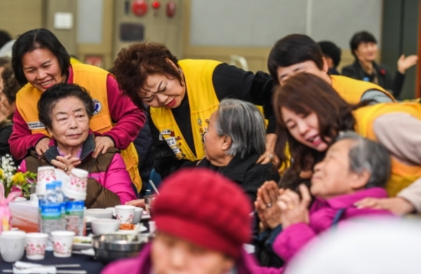 29일 오전 수원시 영통구청 대회의실에서 열린 ‘어르신 孝 떡국잔치’에서 대한적십자사 경기도지사 자원봉사자들이 어르신들에게 떡국을 대접하고 있다. 삼성전기 후원으로 수원시내 소외계층 어르신과 봉사자 150여 명이 모인 가운데 열린 이번 행사에선 다과와 공연, 선물전달 등이 진행됐다.  윤원규 수습기자