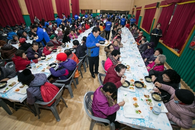 삼성전자 스마트시티 임직원이 인근 어르신을 황상초등학교에 초청해 떡국을 대접하고 있는 모습