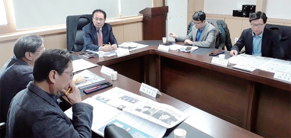 30일 경기일보사 소회의실에서 열린 본보 독자권익위원회 회의에서 독자권익위원들이 지난 한달간의 보도내용 등 편집방향에 대해 토론하고 있다.