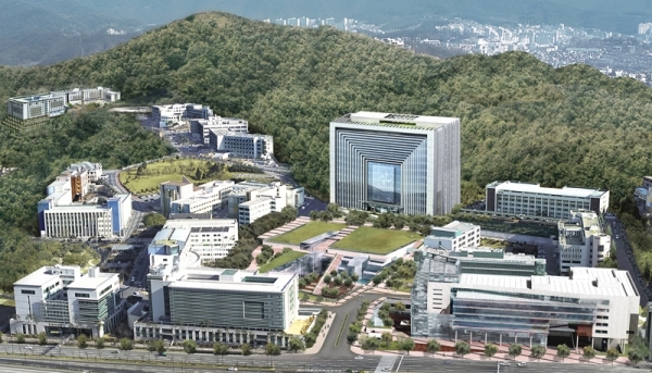 ‘2019년 고양시 설명절 지원사업 전달식 및 어르신 특식 지원 나눔행사’를 마치고 참석자들이 기념촬영을 하고 있다. 제공=경기북부 사랑의열매