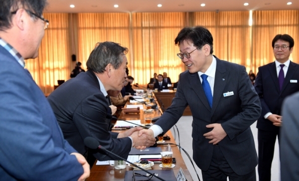 30일 경기도청 제1회의실에서 열린 ‘경기도 먹거리 위원회 출범식’에서 이재명 경기도지사가 참석자들과 인사를 나누고 있다.전형민기자