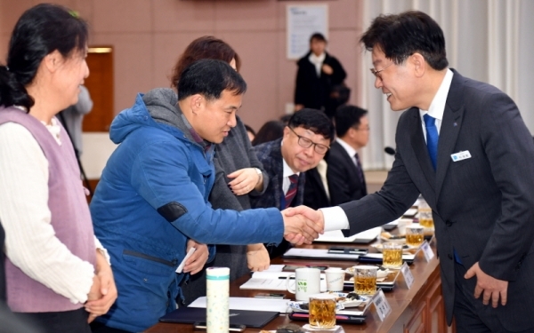 30일 경기도청 제1회의실에서 열린 ‘경기도 먹거리 위원회 출범식’에서 이재명 경기도지사가 참석자들과 인사를 나누고 있다.전형민기자