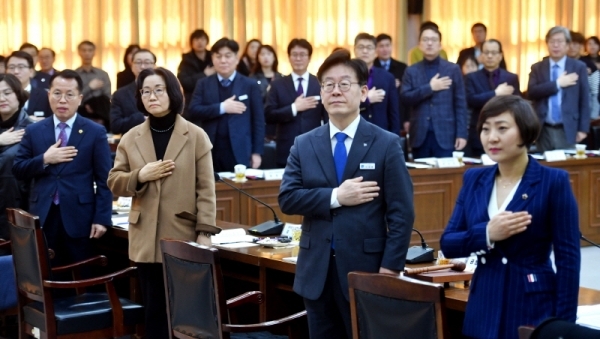 30일 경기도청 제1회의실에서 열린 ‘경기도 먹거리 위원회 출범식’에서 이재명 경기도지사, 안혜영 경기도의회 부의장, 강영순 경기도 제1부교육감 등 참석자들이 국민의례를 하고 있다.전형민기자