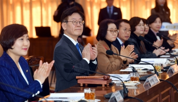 30일 경기도청 제1회의실에서 열린 ‘경기도 먹거리 위원회 출범식’에서 이재명 경기도지사, 안혜영 경기도의회 부의장, 강영순 경기도 제1부교육감 등 참석자들이 박수를 치고 있다.전형민기자