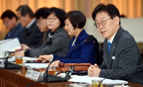30일 경기도청 제1회의실에서 열린 ‘경기도 먹거리 위원회 출범식’에서 이재명 경기도지사가 인사말을 하고 있다.전형민기자