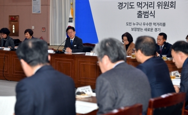30일 경기도청 제1회의실에서 열린 ‘경기도 먹거리 위원회 출범식’에서 이재명 경기도지사가 인사말을 하고 있다.전형민기자