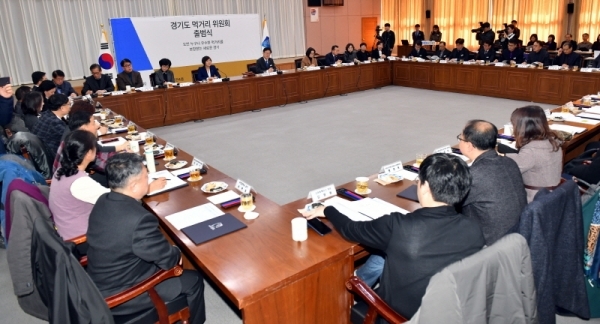 30일 경기도청 제1회의실에서 열린 ‘경기도 먹거리 위원회 출범식’에서 이재명 경기도지사가 인사말을 하고 있다.전형민기자