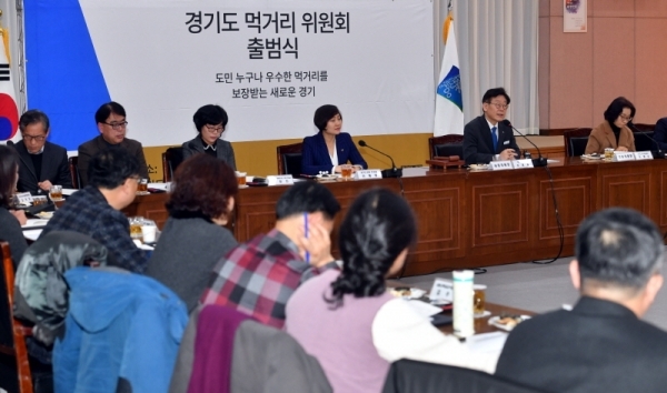 30일 경기도청 제1회의실에서 열린 ‘경기도 먹거리 위원회 출범식’에서 이재명 경기도지사가 인사말을 하고 있다.전형민기자