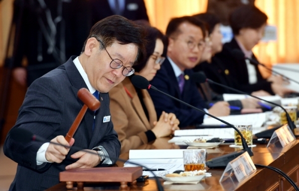 30일 경기도청 제1회의실에서 열린 ‘경기도 먹거리 위원회 출범식’에서 이재명 경기도지사가 김덕일 경기도지속가능발전협의회장을 민간위원장으로 선임하고 있다.전형민기자