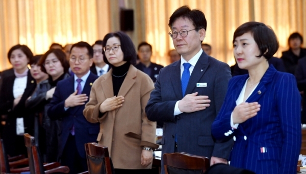 30일 경기도청 제1회의실에서 열린 ‘경기도 먹거리 위원회 출범식’에서 이재명 경기도지사, 안혜영 경기도의회 부의장, 강영순 경기도 제1부교육감 등 참석자들이 국민의례를 하고 있다.전형민기자
