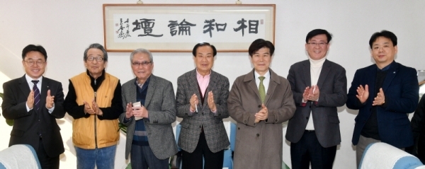 (사)경기언론인클럽 정기이사회가 열린 30일 수원 경기언론인클럽 사무실에서 신선철 이사장 및 이사들이 회의를 마친 후 기념촬영을 하고 있다. 김시범기자
