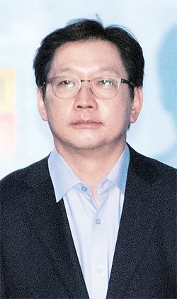 ‘드루킹’ 댓글 조작 공모 혐의를 받는 김경수 경남지사가 30일 오후 서초구 서울중앙지법에서 열린 선고공판에서 징역 2년의 실형을 선고받고 법정구속된 뒤 호송차로 향하고 있다. 연합뉴스