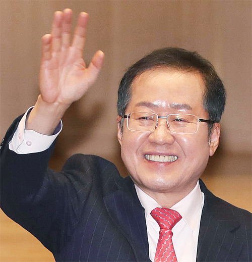 다음 달 열리는 자유한국당 전당대회에서 당 대표에 출마할 것으로 알려진 홍준표 전 대표가 30일 오후 서울 여의도 The K 타워에서 열린 ‘당랑의 꿈’ 출판기념회에서 지지자들을 향해 손을 흔들어 인사하고 있다. 연합뉴스
