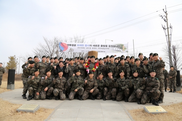 31일 파주시 임진각 ‘평화의 발’ 조형물 앞에서 열린 하재헌 중사 전역 기념행사에서 전역 신고를 마친 하 중사와 수색팀원이 새로운 출발을 다짐하며 첫발을 내딛고 있다. 육군 1사단 제공