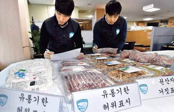 경기도 특별사법경찰단이 31일 설 대목을 노려 유통기간을 연장하거나 한 달 이상 지난 원료로 부정, 불량 식품을 만들어 팔아 온 업체들을 적발, 압수품을 공개하고 있다. 도 특사경은 지난 1월10일부터 22일까지 도내 축산물, 다소비식품, 건강기능식품 제조, 판매업소 등에 대한 수사를 실시해 76개소에서 법령 위반행위를 적발했다. 전형민기자