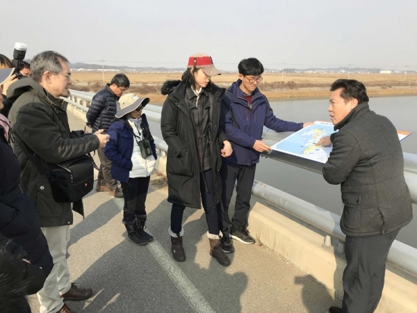 지난 30일 세계적인 철새보호기구 EAAFP 관계자들이 화성습지를 방문해 생태환경을 확인하고 있다. 화성시 제공