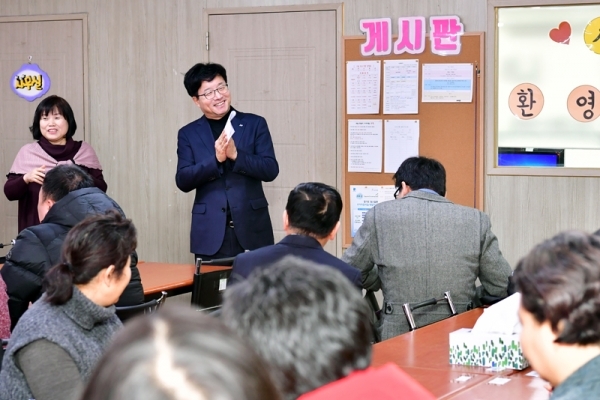 염태영 수원시장이 사회복지시설 새봄을 찾아 시설 관계자들에게 인사하고 있다.