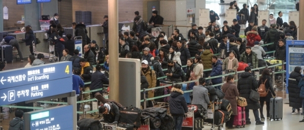설 연휴를 이틀 앞 둔 31일 오전 인천 중구 인천국제공항 제1여객터미널 출국장이 해외로 출국하는 여행객들로 붐비고 있다.조주현기자
