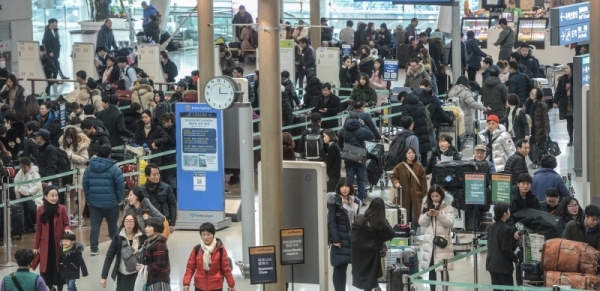 설 연휴를 이틀 앞 둔 31일 오전 인천 중구 인천국제공항 제1여객터미널 출국장이 해외로 출국하는 여행객들로 붐비고 있다.조주현기자