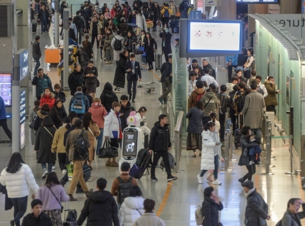 설 연휴를 이틀 앞 둔 31일 오전 인천 중구 인천국제공항 제1여객터미널 출국장이 해외로 출국하는 여행객들로 붐비고 있다.조주현기자